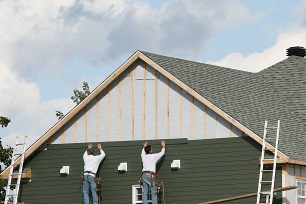 Professional Vinyl Siding technician working in Englewood, OH
